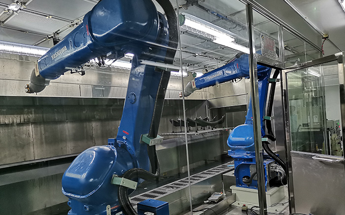 3500機(jī)器人配2KS雙組份及齒輪泵雙組份（雙系統(tǒng)）噴涂汽車內(nèi)飾件